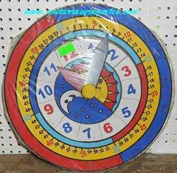 El reloj de carita es un juguete didáctico de, útil para los niños de 3 a 6 años, que tiene las horas y los minutos, y un diámetro de 22.5 centímetros.