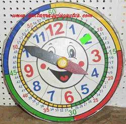 El reloj de figuras geométricas es un juguete didáctico de que trae las horas, los minutos, y figuras geométricas como círculos, rombos, triángulos, etc. Útil para niños de 3 a 6 años de edad.