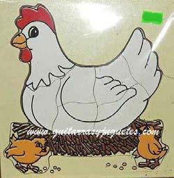 Rompecabezas de gallina de dos niveles de El rompecabezas de gallina de dos niveles es un juguete didáctico de que se inicia con la gallina en su nido, después viene el huevo y al final el pollito