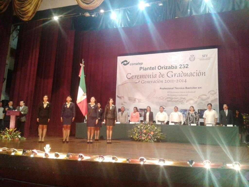 Ceremonia de graduación de la generación 2011 2014 433 Graduados PTB 135