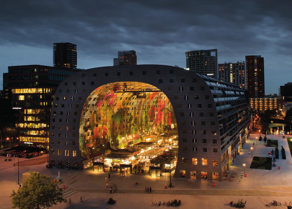 [ 8 ] APdigitales //// EN PORTADA El mercado se conoce ya como la Capilla Sixtina de Rotterdam Los visitantes que entran en el mercado de Rotterdam podrán contemplar una amplia bóveda llena de color