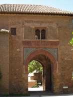 El gran monumento de la arquitectura nazarí es la Alhambra granadina, que significa "la roja" por el color de sus muros.