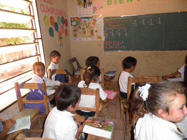 Fundación Carlos Salvador y Beatriz: 3. Construcción de una escuela con sus servicios higiénicos.