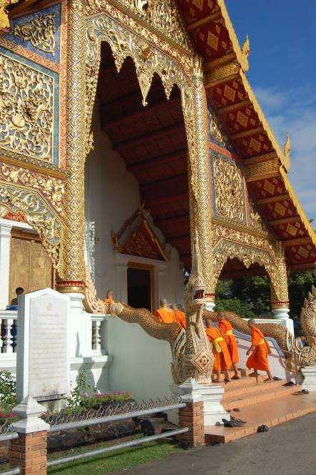 En el viejo Bangkok se encuentran los templos más antiguos como el Wat Phra Kaew (Templo del Buda Esmeralda), el Gran Palacio, el Wat Pho o el Wat Traimit (Templo del Buda de Oro) y el museo nacional