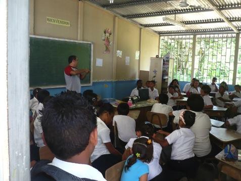 4.1.4. Educación ambiental El 24 de agosto de 2012, dentro de la Celebración del Día de los Parques Nacionales, el personal del proyecto conservación de tortugas marinas de Cahuita realizó junto con
