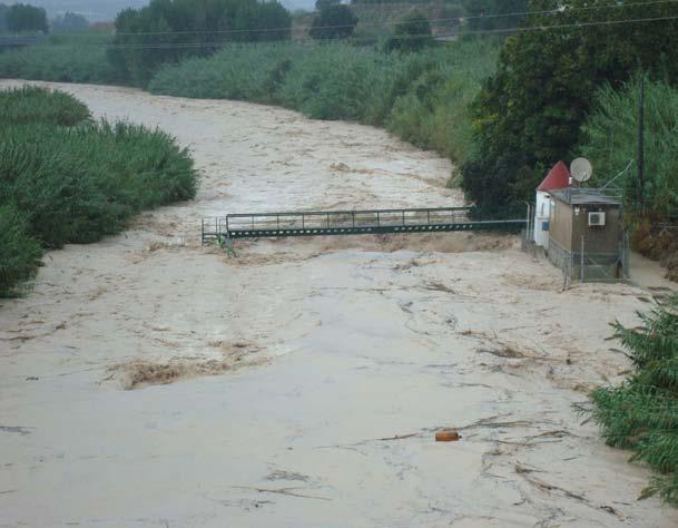 superior, la fuerte avenida del río Albaida a consecuencia de las fuertes lluvias de Octubre de