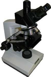 Microscopio trinocular Arcano XSZ 107 BN YX con epifluorescencia Cabeza trinocular tipo "sliding", tercer tubo con paso de luz contante para fotografía o filmación. Con inclinación 45º rotatoria 360º.