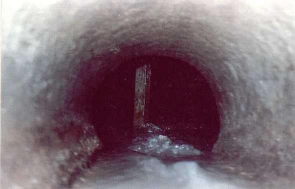 La limpieza en tubería de hierro fundido se ejecutó mecánicamente, después de la limpieza se revistió el interior de la tubería con mortero de