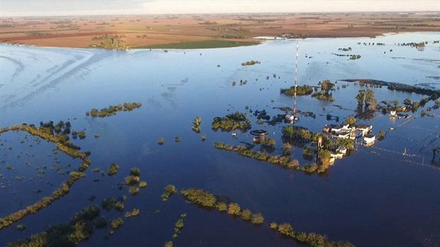Uno de cada dos bonaerenses puede sufrir inundaciones en el mediano plazo Lo afirmó la gobernadora Vidal y lo suscriben expertos en hidráulica y medio ambiente; el agua golpeará la provincia mientras