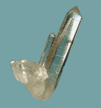 Cuarzo (SO2) Habito: Cristales bien formados (prismas hexagonales) o en masas compactas microcristalinas Color: Puro es incoloro.