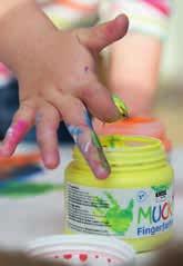 Los adultos pueden dejar que sus pequeños experimenten con nuestra pintura para dedos