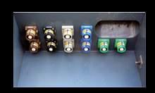 EQUIPAMIENTO STANDARD: Enchufes: No Conexiones Power Lock Tomas previstas para cuadro de sincronización Embarrado de conexión BUSBAR M12 Arranque eléctrico a batería con llave Depósito de gasóleo