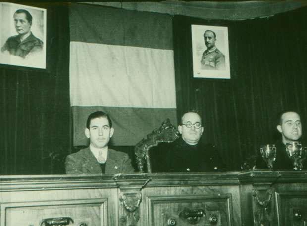 Falange Durante la primera etapa del régimen ( 1939-1943) gozó de mucha importancia.