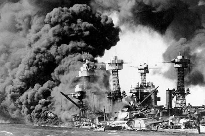 El día 8 de diciembre de 1941 bombardea a la base americana de Pearl Harbor en las Hawaii, debido a esto Estados Unidos entra en la guerra.