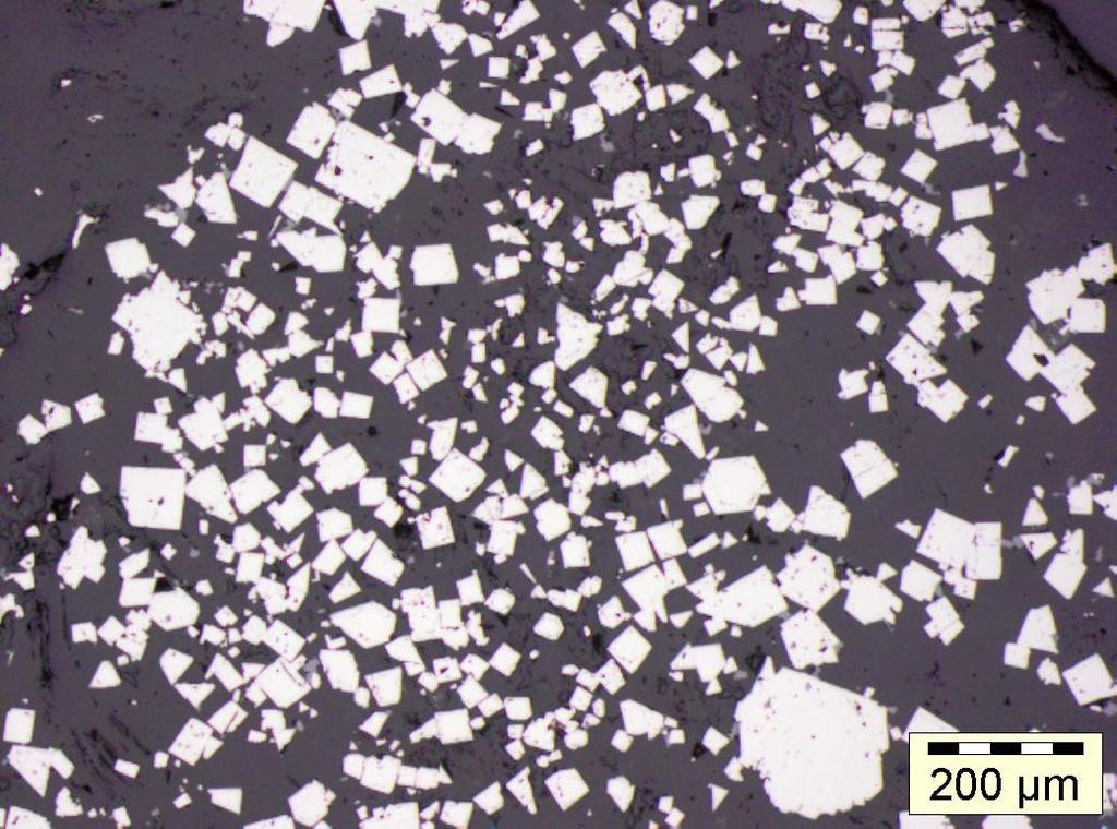 Texturas: generalmente alotriomorfo. Puede presentar maclado polisintético y puede aparecer como gotas dentro de esfalerita. Minerales asociados: pirita, esfalerita, calcosina, covellina, galena.