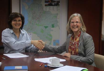 Parques Nacionales y KfW firman acuerdo por separado Katharina Anschütz, gerente de proyectos y Julia Miranda Londoño, directora de Parques Nacionales Naturales de Colombia firmaron un acuerdo por