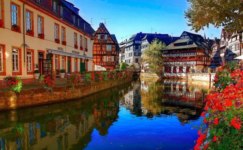 DÍA 02: ESTRASBURGO / SPIRA (SPEYER) Visita opcional a Estrasburgo, capital de Alsacia, donde podemos admirar su casco histórico presidido por su Catedral y rodeado por los canales.