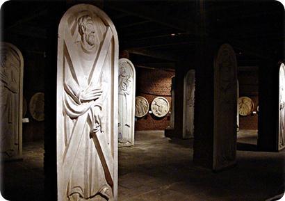 La escultura de la época se halla especialmente representada por los sarcófagos decorados con temas del Crismón,