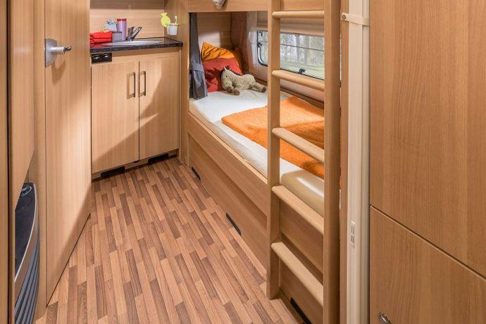 Compartimentos para almacenaje de ensueño Al amplio cajón cama debajo de la cama Queen de la Living 550 se puede acceder con todo confort, tanto desde el interior como también desde el exterior, a