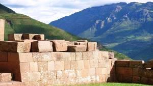 Continuaremos con la visita a Qenqo (Centro Ceremonial y ritual donde se realizaban sacrificios Incas), Puca Pucara (antiguo Tambo y puesto de vigilancia Inca), Tambomachay (Centro Ceremonial de