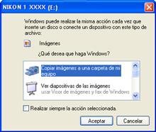 Windows XP Con Windows XP es posible que aparezca el cuadro de diálogo Disco extraíble. Haga clic en Cancelar. 2 Copie el archivo.bin en la tarjeta de memoria.