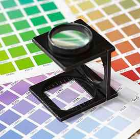 Flexografia Este proceso permite la impresión desde uno a diez colores, en el caso de que se utilicen materiales transparentes, se hace indispensable el uso del color blanco, a comparación del
