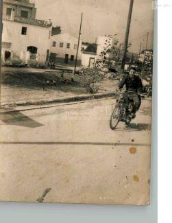 39 Ramon Planiol conduint una motocicleta / Imatge que mostra en Ramon Planiol conduint una