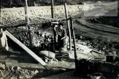 Planiol i el seu fill Jaume treballant en la construcció de pous a Can Botet.