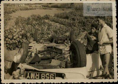 136 Ramon Planiol i un amic observant un cotxe sinistrat / Retrat a cos sencer de Ramon Planiol a l'esquerra, i en Pere Valls