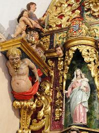 En los laterales hay unas prolongaciones del retablo sostenidas por fornidos personajes. En suma un gran retablo en una iglesia muy bien cuidada por los feligreses.