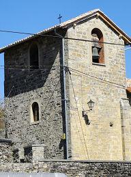 Fachada con la torre sobre el pie de la iglesia