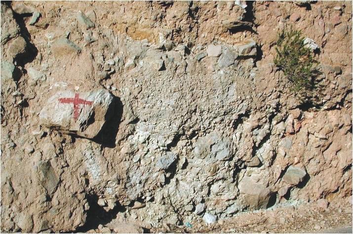 112 Inestabilidades de laderas naturales o taludes excavados, por desprendimientos puntuales de tipo chineo o de bloques mayores que se separan de la matriz por erosión diferencial.