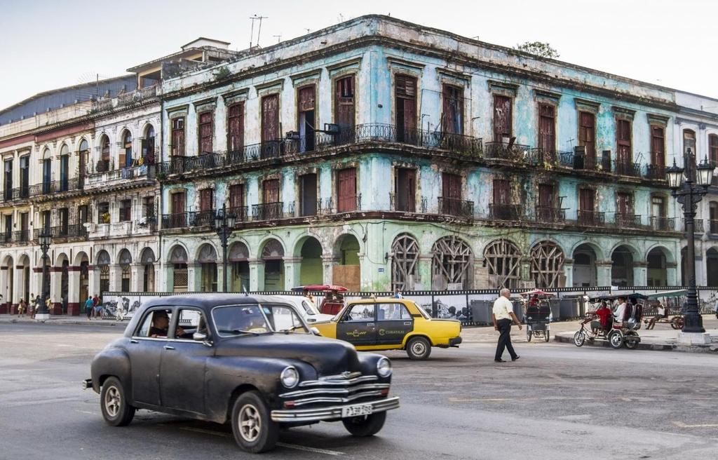 Salida hacía Santa Clara, la capital del centro de Cuba, a la llegada recorrido por la ruta patrimonial de la ciudad, que incluye el Parque del Carmen, lugar de Fundación de la Villa en 1685 y el