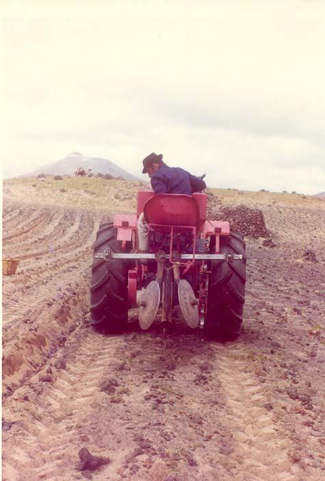 INTRODUCCIÓN: SUPERFICIE LABRADA AÑO 2002 El Cabildo de Lanzarote, dentro de su línea de fomento de la mecanización del campo, creó en el año 1974, el Servicio Insular de Mecanización Agraria,