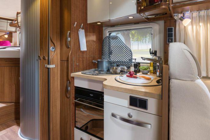Encimera ampliable La moderna cocina en el ML-I con sus cajones de grandes dimensiones y los numerosos armarios superiores ofrece espacio en abundancia para guardar