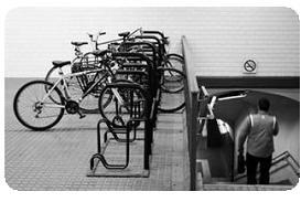 Aparcaments de bicicletes en estacions de transport públic de Barcelona.