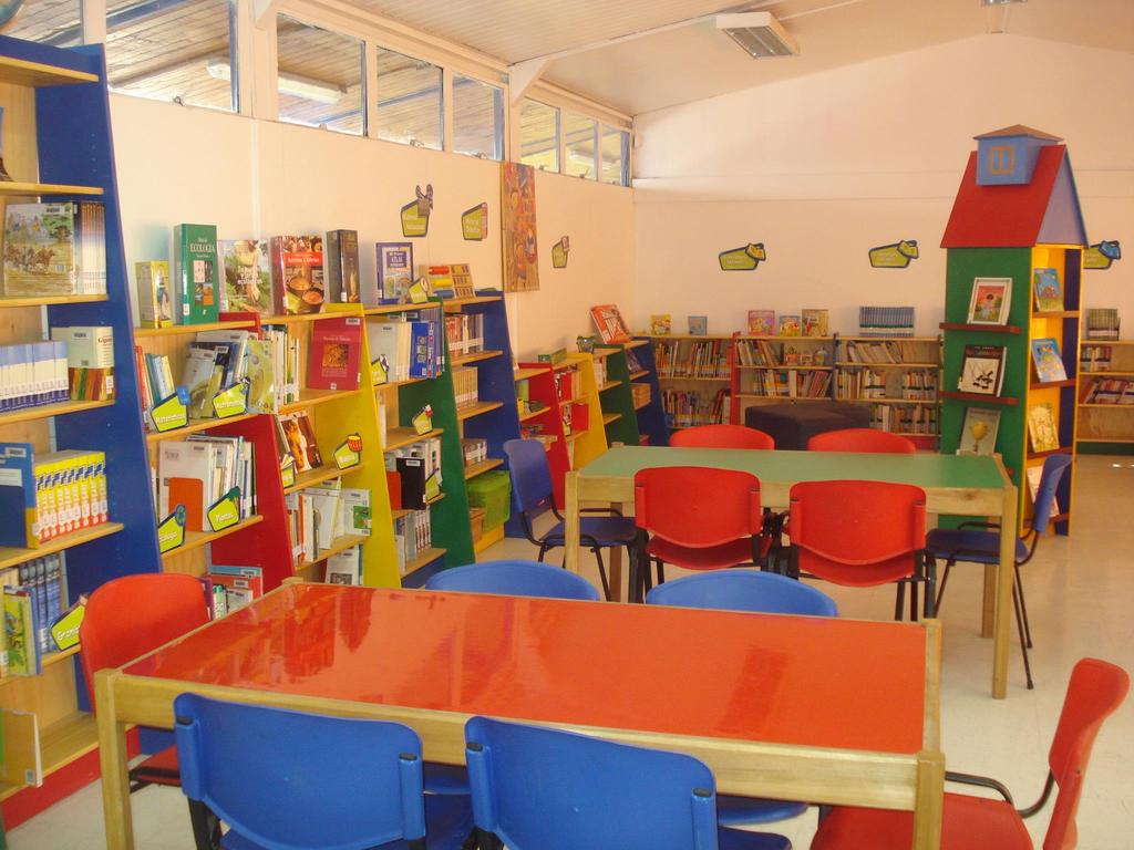 Bibliotecas Escolares CRA Bibliotecas Escolares CRA Estanterías perimetrales y de libre acceso Equipamientos Mobiliario Exhibidores Recursos
