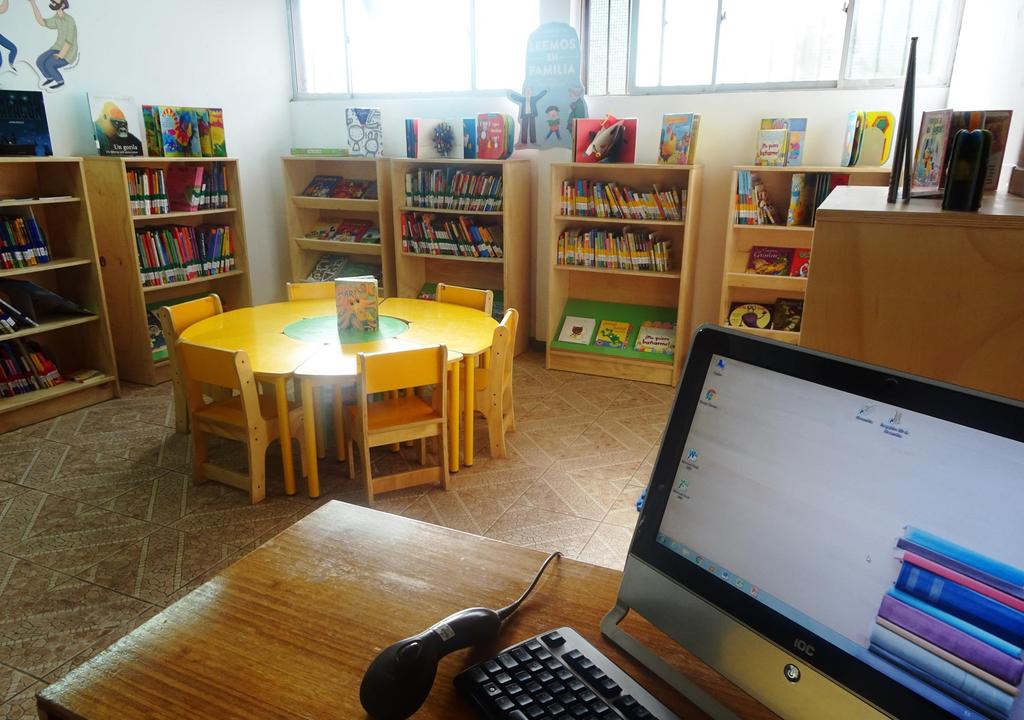4 Bibliotecas en jardines infantiles Sectores más carenciados de Puente Alto Préstamo automatizado de viernes a lunes en una maleta Los niños y niñas son los mediadores llevando