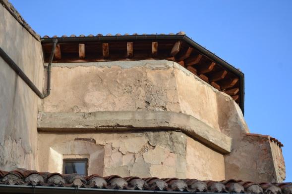 Zuncho de hormigón atando el muro un mampostería de yeso en Villalómez, Burgos (izqda.) y parche de cemento en fachada revestida de yeso en el centro histórico de Valencia (drcha.