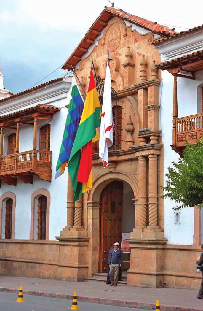 intercultural, descentralizado y con autonomías. La capital constitucional es Sucre y la sede de gobierno la ciudad de Nuestra Señora de La Paz.