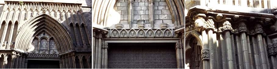❶ Tímpano puerta principal dividido en tres capillas con los escudos de la ciudad y la