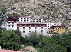 Dharamsala (India). Se eleva 13 pisos sobre la Colina roja de 1230m de altura y comprende más de 1.000 estancias, el Monasterio de Jokhang de 1.300 años de antigüedad y centro espiritual de Tíbet.