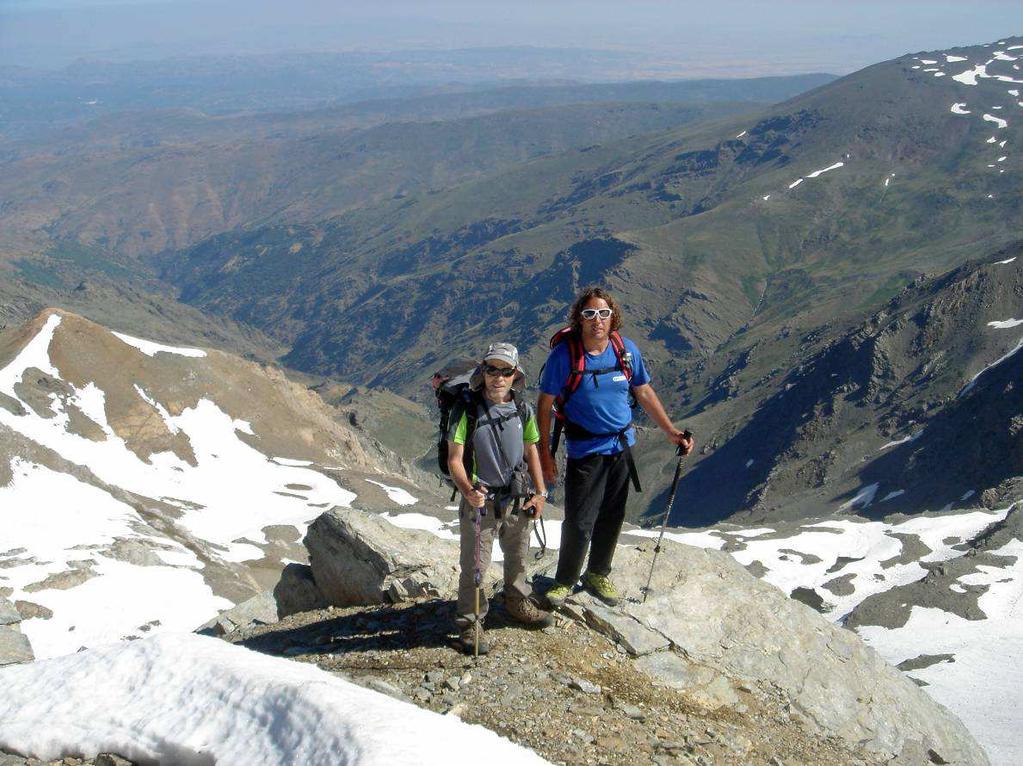 LOS TRESMILES DE SIERRA NEVADA TREKKING Programa 2014 Es un itinerario que pasa por los más importantes picos de tres mil metros de Sierra Nevada, y al mismo tiempo se adentra en los valles, tanto en