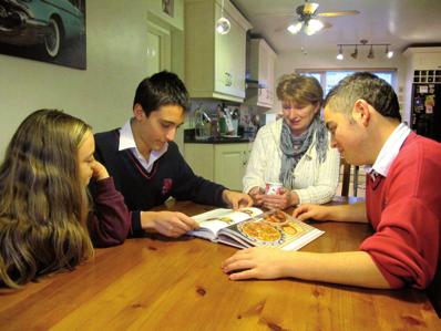 PROGRAMAS DE INMERSIÓN LINGÜÍSTICA LA FORMA MÁS EFICAZ DE APRENDER INGLÉS Desde el año 2004, Schools of Ireland ofrece diversos programas de estudios en Irlanda, que han