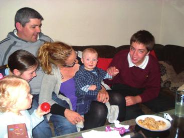 Guillermo con su familia irlandesa puerto de Wexford urbanización en Wicklow UNA SEGUNDA FAMILIA EN IRLANDA Los irlandeses son conocidos por su simpatía y hospitalidad.