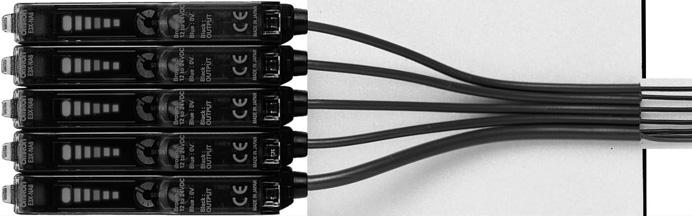 Menores requisitos de cableado y espacio para las líneas de alimentación Conectores de relé 7 líneas La alimentación se suministra desde el amplificador maestro a través del