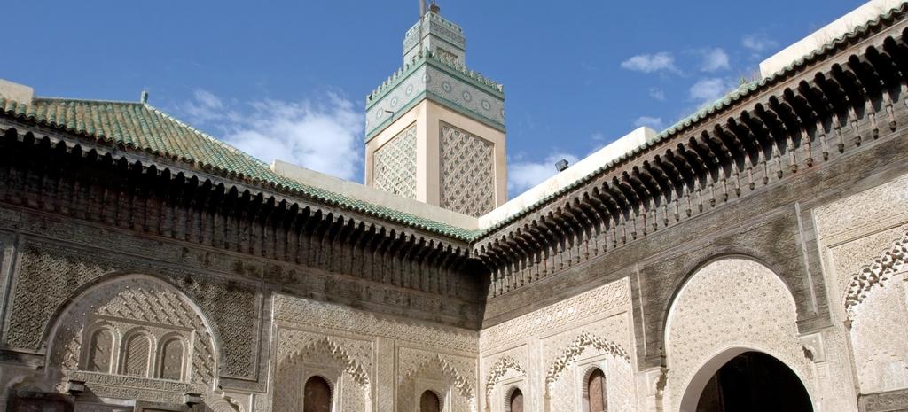 Día 2. Fez Desayuno y salida para iniciar la visita de esta vieja ciudad que con sus 785 mezquitas y su espléndida Medina (ciudad antigua), es la capital intelectual y religiosa del país.