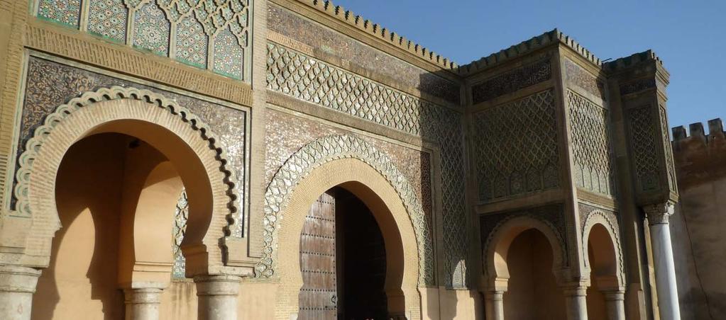 (el color de Fes) y de color verde (el color del Islam) da acceso al recinto amurallado de la Medina, la más grande del Norte de África declarada Patrimonio Cultural de la Humanidad por la Unesco.