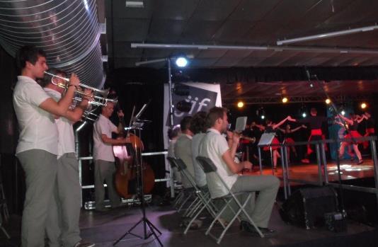 Ajuts a grups de cultura popular amb acompanyament de música en viu Actuació a Calella a l acte inaugural de les JIF, de la Cobla