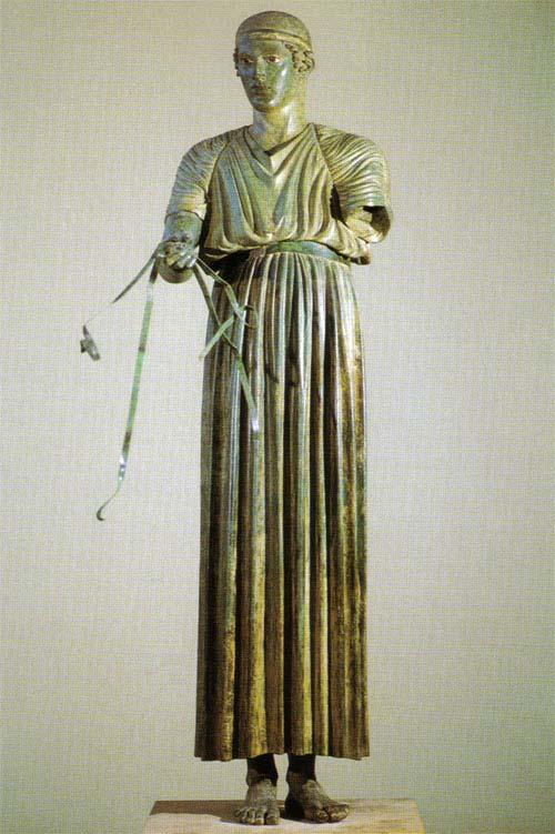 Auriga de Delfos 474 a C. Auriga (conductor de carros) formaba parte de un grupo (se conservan restos) dedicado a Apolo por el tirano Polyzalos de Gela, Sicilia, tras su victoria en los juegos.
